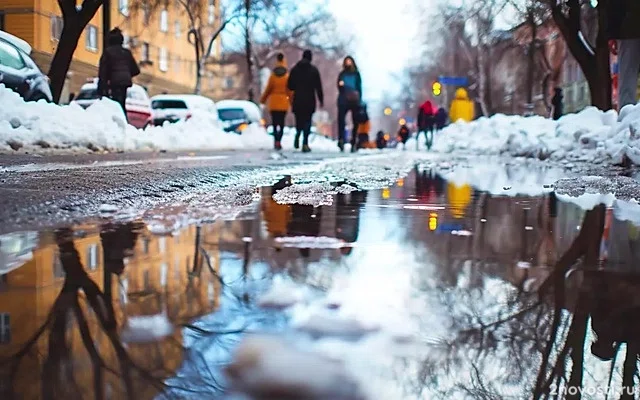 На Самолетной улице в Перми двор, машины и подъезды залило водой из-за аварии — Новости