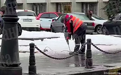 В Петроградском районе Петербурга коммунальщик решил пробурить лед на дороге — Новости