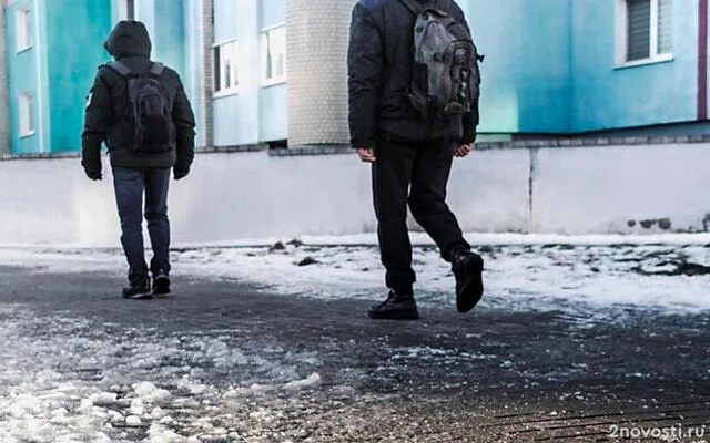 В Петроградском районе Петербурга коммунальщик решил пробурить лед на дороге — Новости
