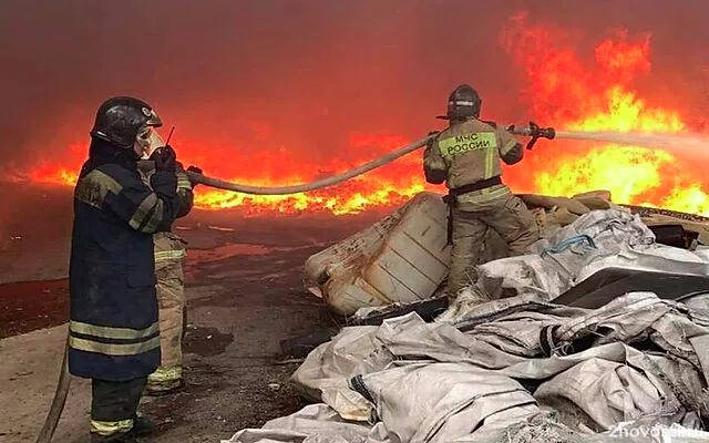 Во Владивостоке на стоянке произошёл мощный пожар, огонь уничтожил десятки машин — Новости