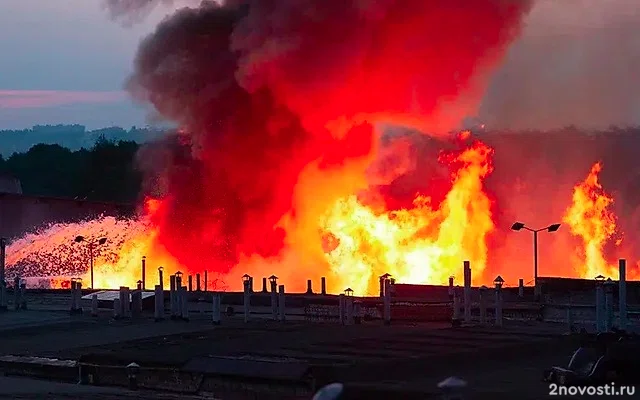 Во Владивостоке на стоянке произошёл мощный пожар, огонь уничтожил десятки машин — Новости