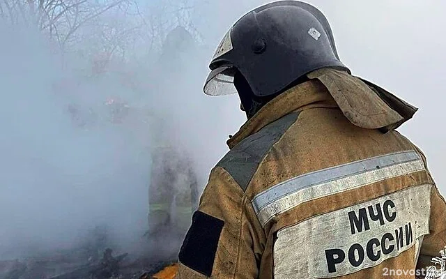 Во Владивостоке на стоянке произошёл мощный пожар, огонь уничтожил десятки машин — Новости