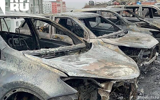 Во Владивостоке на стоянке произошёл мощный пожар, огонь уничтожил десятки машин — Новости