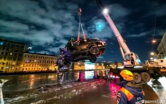 Три человека пострадали при падении автомобиля в реку Фонтанку в Петербурге — Новости