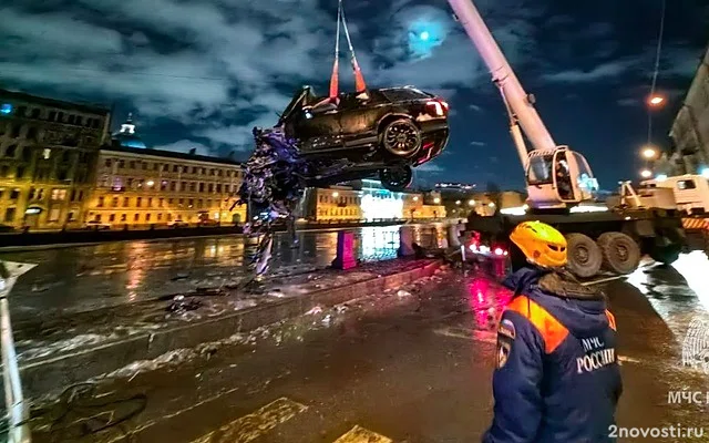 Три человека пострадали при падении автомобиля в реку Фонтанку в Петербурге — Новости