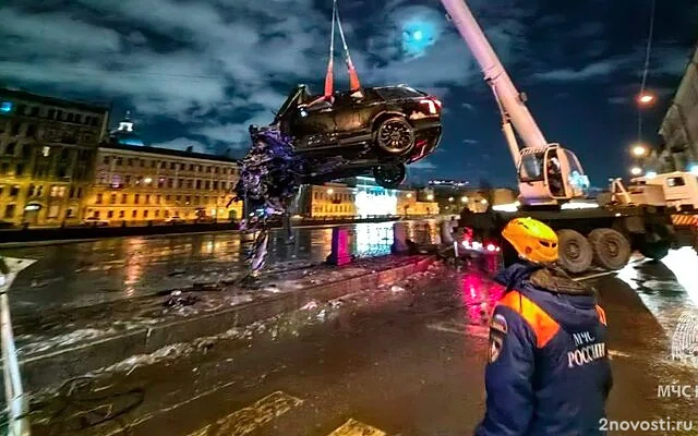 Падение Range Rover с тремя людьми на покрывшуюся льдом Фонтанку попало на видео — Новости