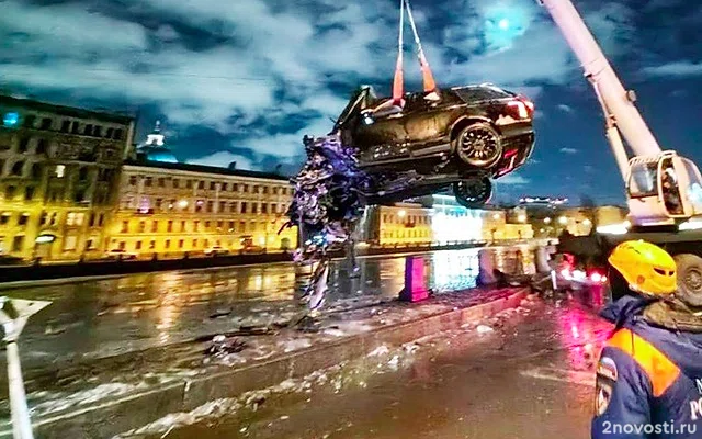 Падение Range Rover с тремя людьми на покрывшуюся льдом Фонтанку попало на видео — Новости