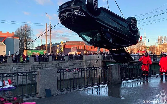 Автомобиль с людьми утонул в Обводном канале после ДТП в Петербурге — Новости