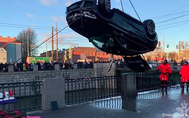 Автомобиль с людьми утонул в Обводном канале после ДТП в Петербурге — Новости