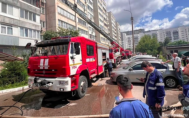 Мощный пожар начался в многоэтажке в Уфе — Новости