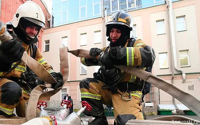 На Ставрополье огонь с горящего обувного цеха перешел на жилые дома — Новости