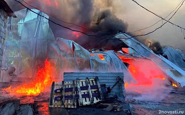 На Ставрополье огонь с горящего обувного цеха перешел на жилые дома — Новости