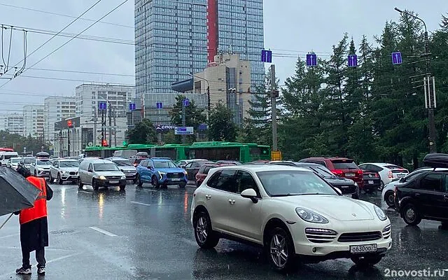 Движение трамваев в Челябинске ограничили из-за залитых во время дождя путей — Новости