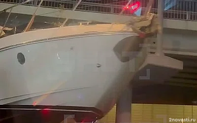 Под мостом на трассе в Долгопрудном застряла фура с 20-метровой яхтой — Новости