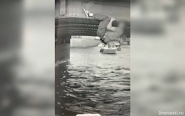 В Петербурге оштрафовали туриста, повисшего на мосту у Мариинского театра &mdash; Новости