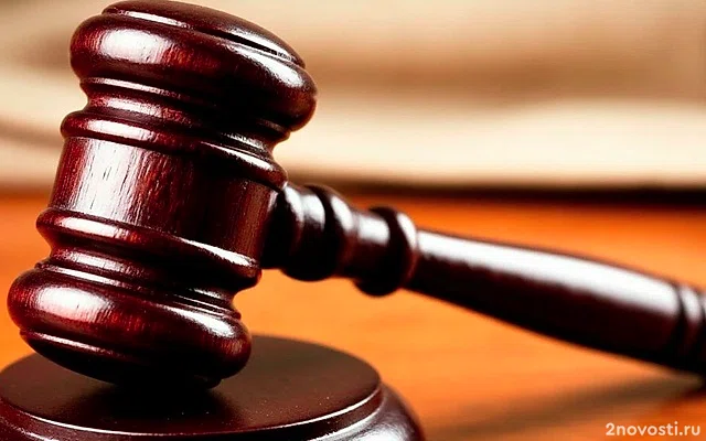 В Петербурге оштрафовали туриста, повисшего на мосту у Мариинского театра &mdash; Новости