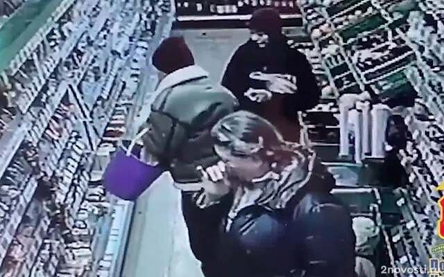 В Кузбассе задержали воровку, ходившую на «шопинг» в супермаркет с ведром &mdash; Новости