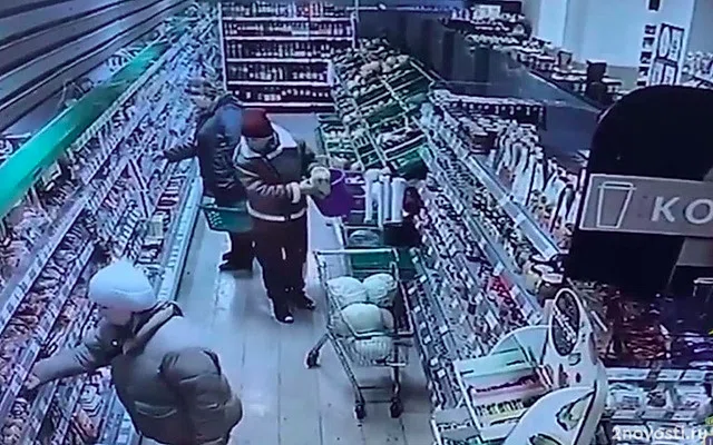 В Кузбассе задержали воровку, ходившую на «шопинг» в супермаркет с ведром &mdash; Новости