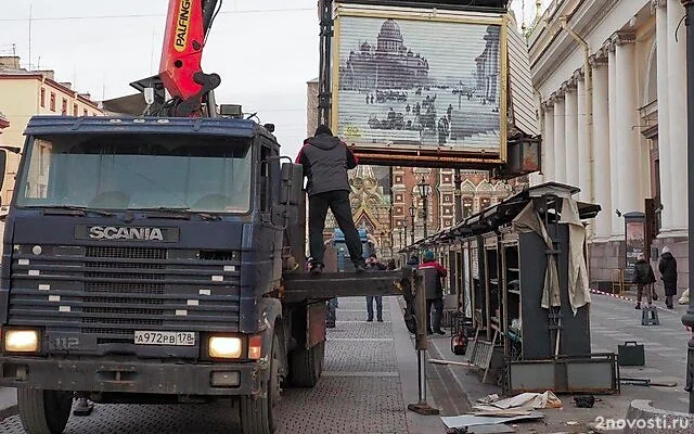 В Петербурге начали сносить сувенирные ларьки у Спаса на Крови — Новости