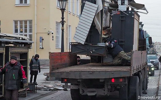 В Петербурге начали сносить сувенирные ларьки у Спаса на Крови — Новости