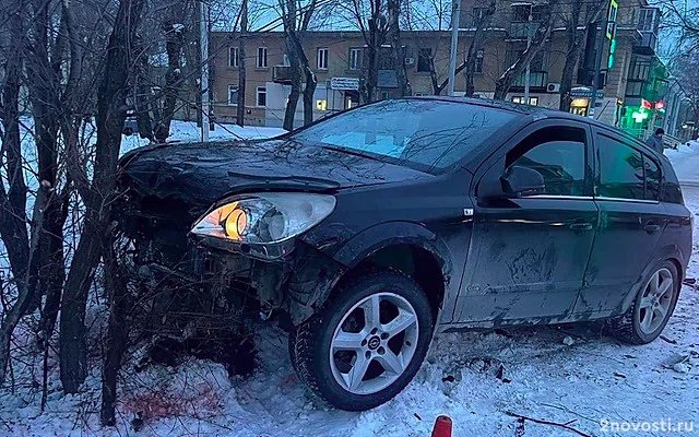 В Челябинске водитель свалил забор и врезался в пешехода — Новости