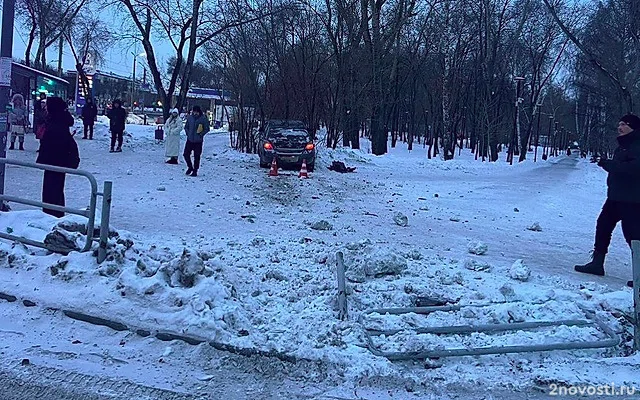 В Челябинске водитель свалил забор и врезался в пешехода — Новости