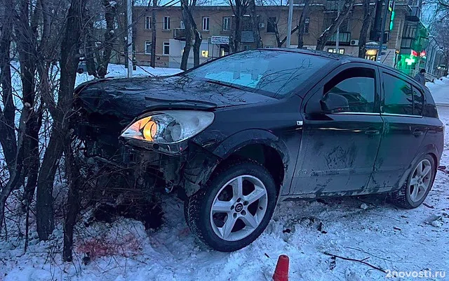 В Челябинске водитель свалил забор и врезался в пешехода — Новости