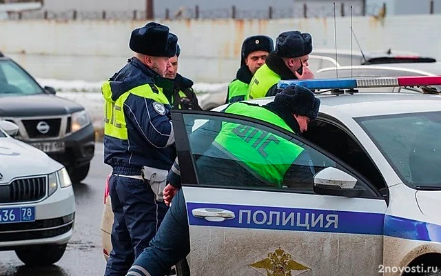 В Петербурге бизнесмен, уходя от ГАИ, въехал на перекрытый Дворцовый мост — Новости