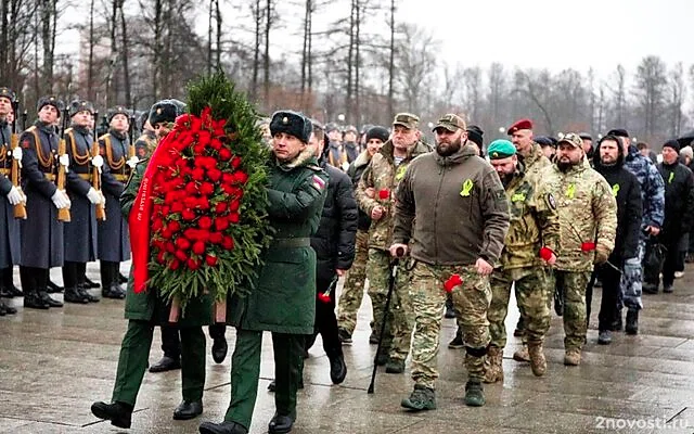 Матвиенко вместе с петербуржцами возложила цветы на Пискаревском кладбище — Новости