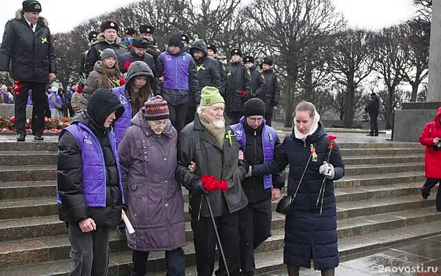 Матвиенко вместе с петербуржцами возложила цветы на Пискаревском кладбище — Новости