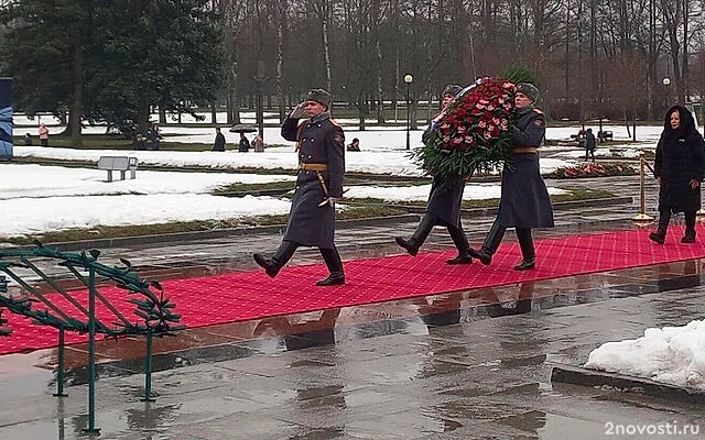 Матвиенко вместе с петербуржцами возложила цветы на Пискаревском кладбище — Новости