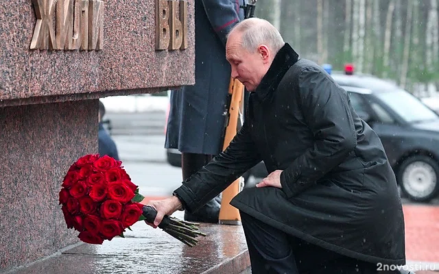 Владимир Путин возложил цветы к могиле брата на Пискаревском кладбище — Новости