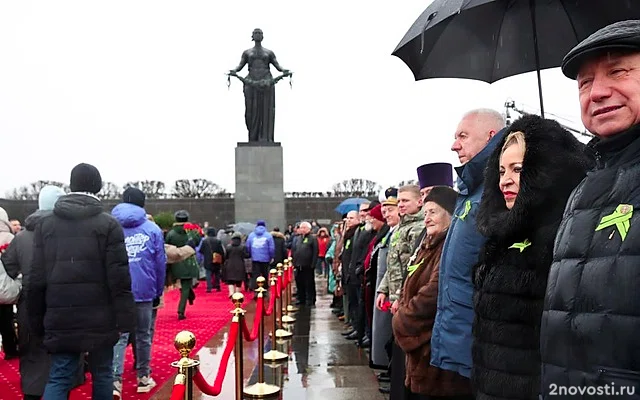 Владимир Путин возложил цветы к могиле брата на Пискаревском кладбище — Новости