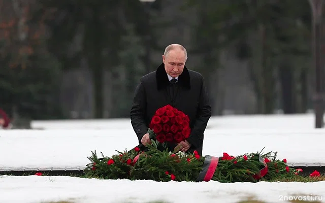 Владимир Путин возложил цветы к могиле брата на Пискаревском кладбище — Новости