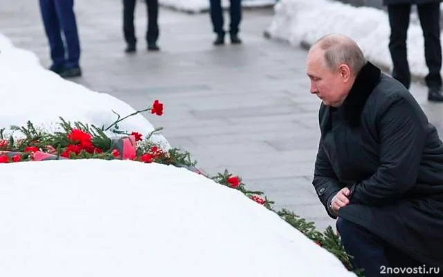 Владимир Путин возложил цветы к могиле брата на Пискаревском кладбище — Новости