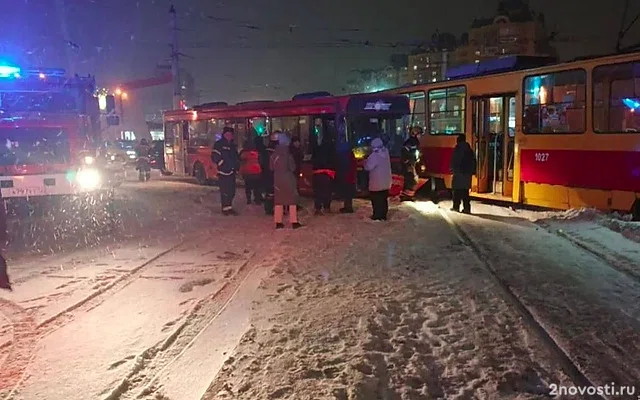 В Барнауле в ДТП с трамваем и автобусом пострадали семь человек — Новости