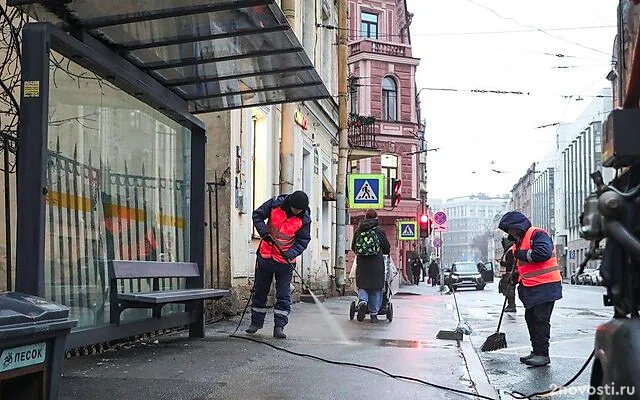 В Петербурге впервые в январе задействовали воду для уборки улиц — Новости