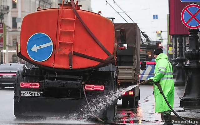 В Петербурге впервые в январе задействовали воду для уборки улиц — Новости