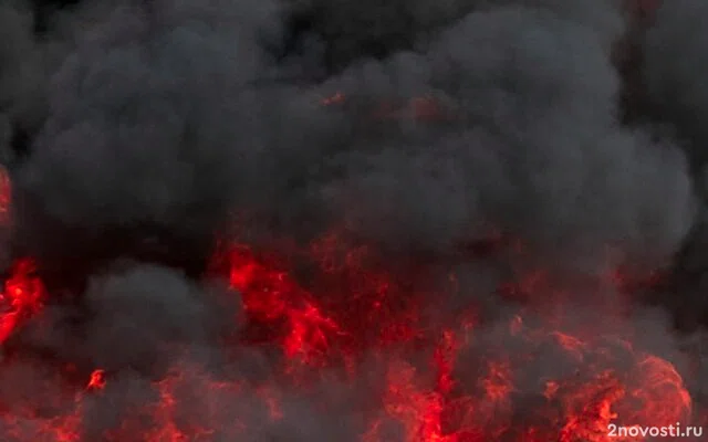 Mash опубликовал видео с воспламенившимся в Усинске нефтяным резервуаром — Новости