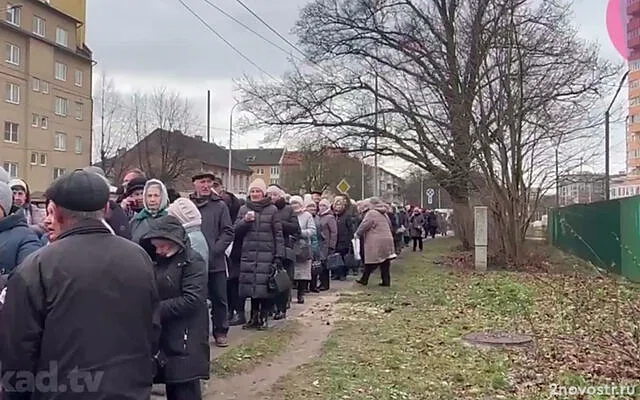 Власти Калининграда раздают напитки пенсионерам в очереди с картами — Новости