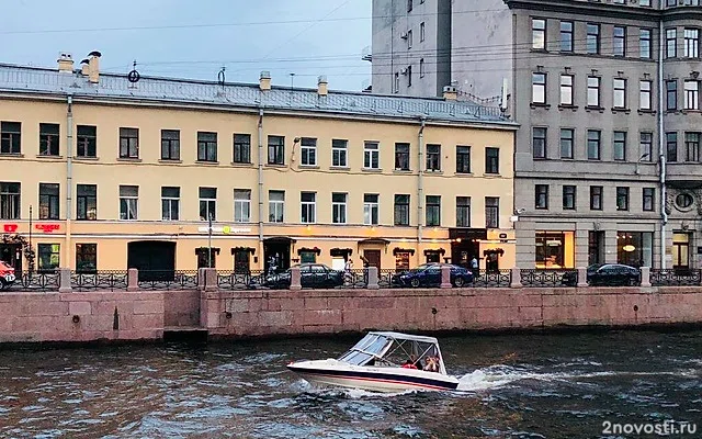 В Петербурге оштрафовали туриста, повисшего на мосту у Мариинского театра &mdash; Новости