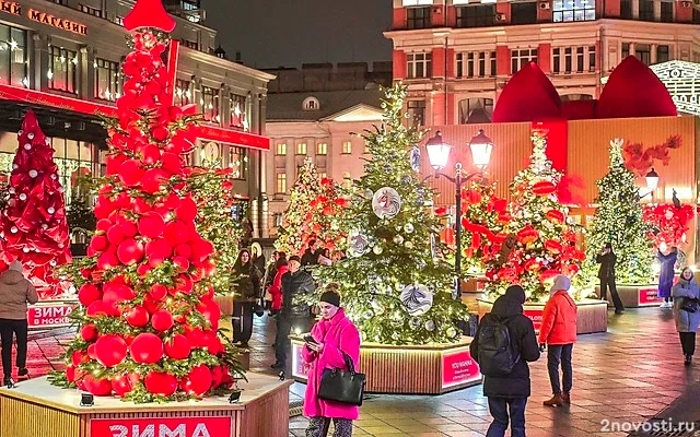 Выставка дизайнерских елей открылась в центре Москвы — Новости