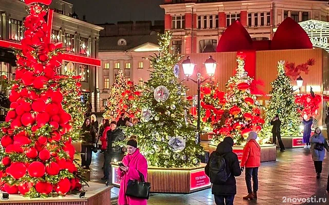 Выставка дизайнерских елей открылась в центре Москвы — Новости