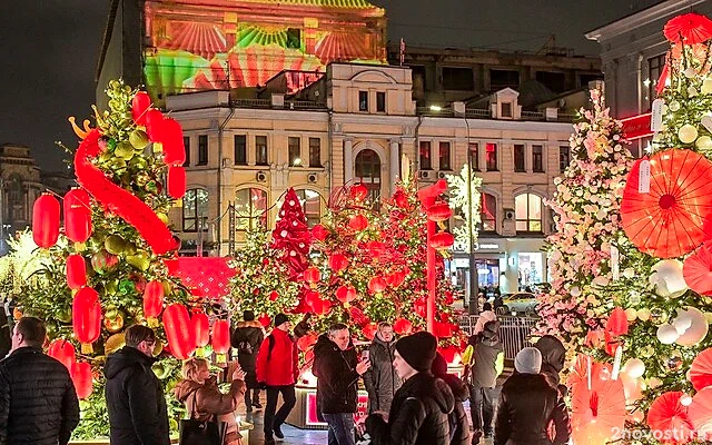 Выставка дизайнерских елей открылась в центре Москвы — Новости