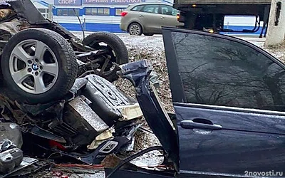 BMW в Подмосковье разорвало при ударе в столб, водитель погиб — Новости