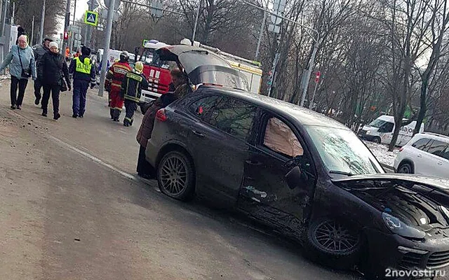 Porsche жены актёра Дениса Матросова столкнулся с машиной ДПС в Москве — Новости