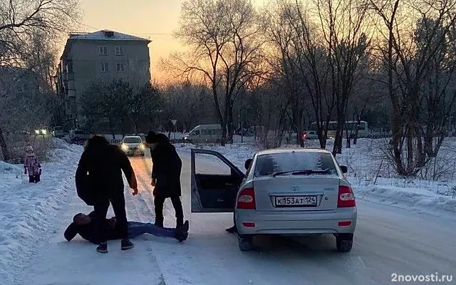 В Сосновоборске пьяный водитель протаранил ворота детсада и сбил двух женщин — Новости