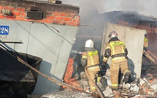 В Екатеринбурге при пожаре в гаражах пострадали два человека — Новости