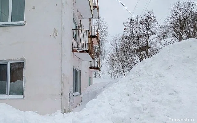 В Синегорске снежной лавиной выбило окна в квартирах — Новости