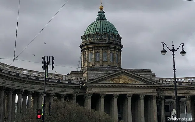 СК завел уголовное дело против девушки, справившей нужду у Казанского собора — Новости